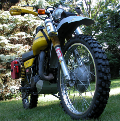 Front View of 1975 DT400B